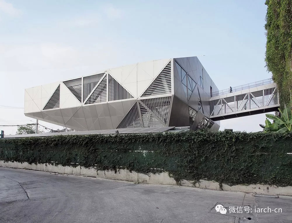 并且建筑师选取了这些结构上的三角形几何图案,用作建筑的外立面的