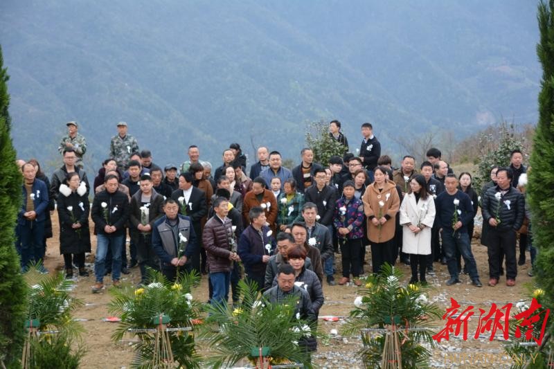 石门各界隆重祭奠扶贫模范王新法