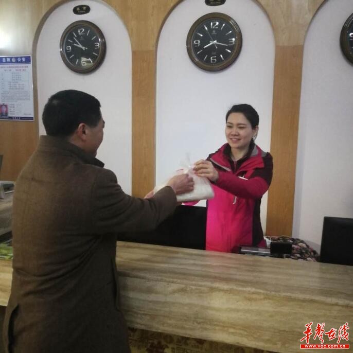 武汉市民天岳唱响《我和我亲爱的祖国》