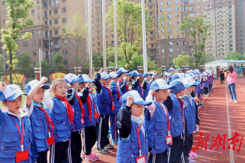 雨花区枫树山莲湖小学成为湖南日报小记者示范校园