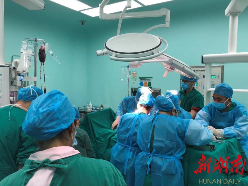 医护人员正在紧张地进行抢救