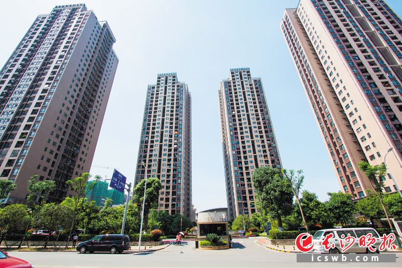 图为麓城印象公租房小区，是湖南首个按公租房建设标准设计的公租房项目，共有公租房1542套，已入住4000余人，被评为全国保障性安居工程“优秀工程项目”。资料图片