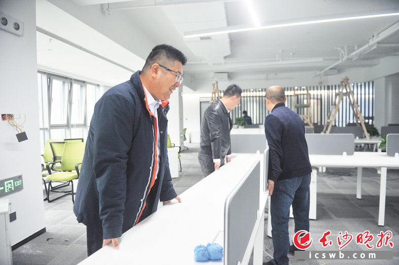 位于中南大学科技园（研发）总部的公司新址正处于装修阶段，刘刚（左一）和同事一起移动办公设备，争取早日投入使用。 长沙晚报全媒体记者 余劭劼 摄