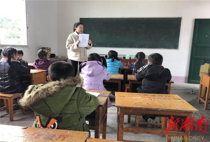 翟雅文送教音乐课堂达岚中心完全小学是泸溪县一所乡村小学,共有在校