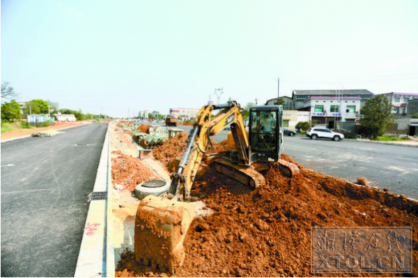 团竹路改建拓宽施工现场。 （记者 罗韬 摄）