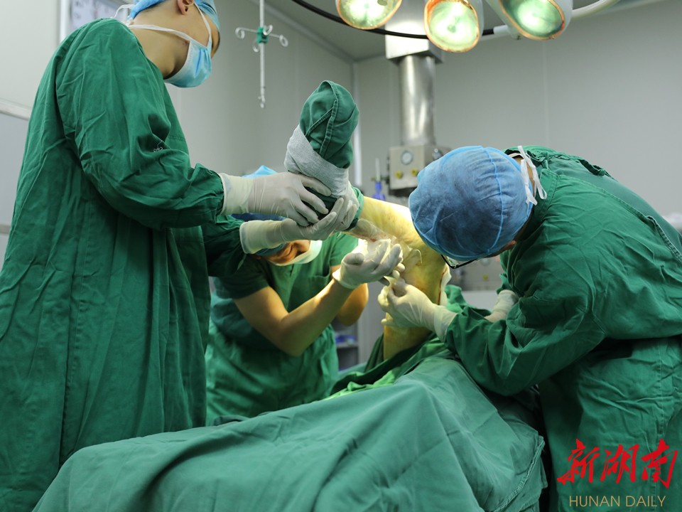 医护人员为患者李某成功施行手术