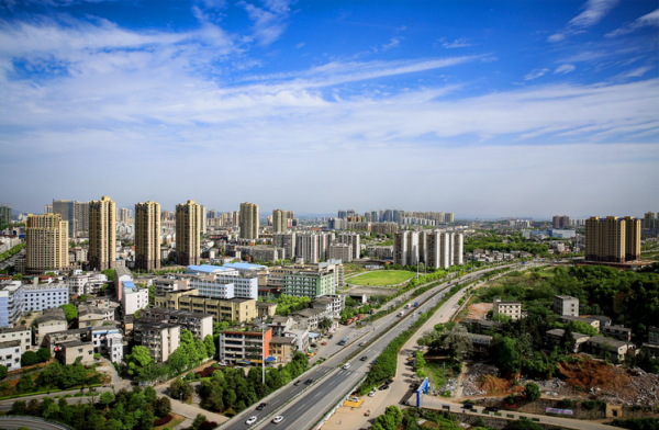 蓝天白云下的株洲城区。 （网友“喜山乐水” 摄）