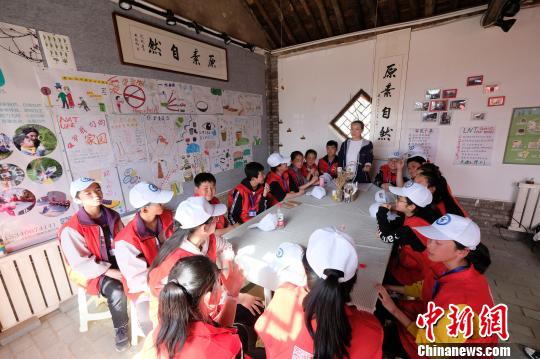 来自晋中市的上百名中小学生在原素自然教育基地上了一堂生动活泼的自然教育实践课。 王璟 摄