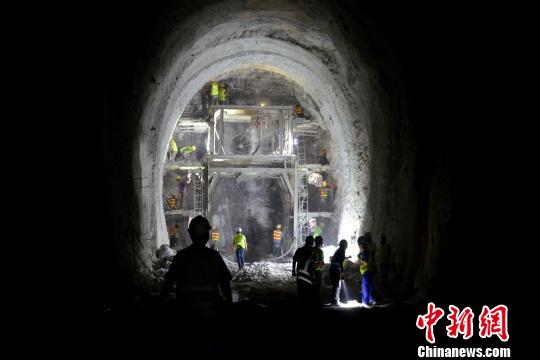 探访大临铁路红豆山隧道：防毒面具成建设者“标配”
