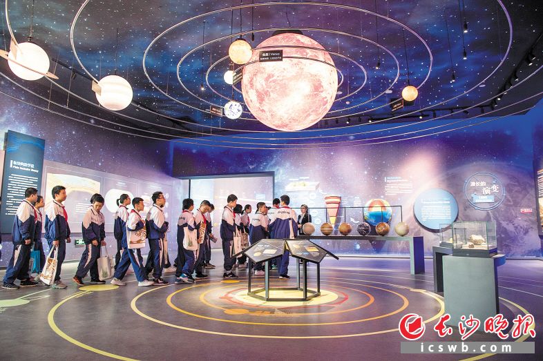 昨日，来自湖南省地质中学的学生提前体验了提质改造后的湖南省地质博物馆。均为长沙晚报全媒体记者 黄启晴 摄