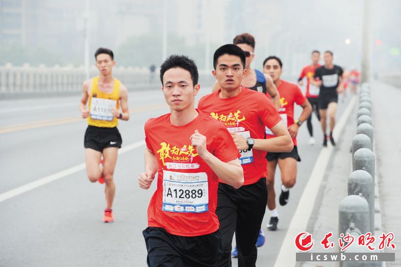 昨日清晨，湘马跑者奔跑在橘子洲大桥上。