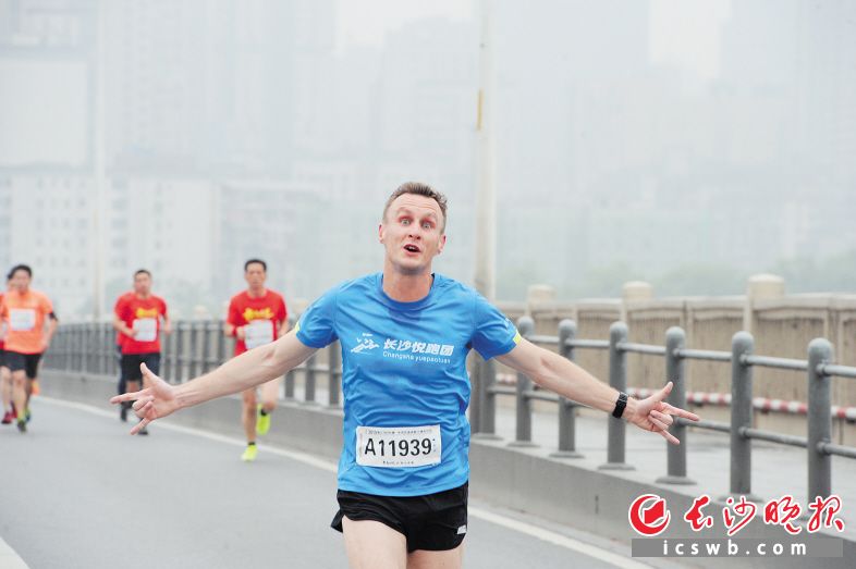 来长参赛的外国跑者。