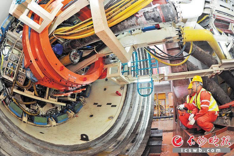 昨日,长沙地铁3号线湘江隧道顺利贯通,为全线年底开通试运行奠定了坚实基础。长沙晚报全媒体记者 王志伟 摄
