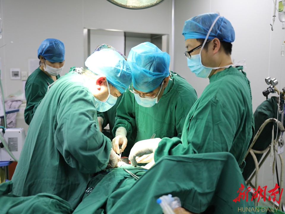 医护人员紧张地为周奶奶施行手术中