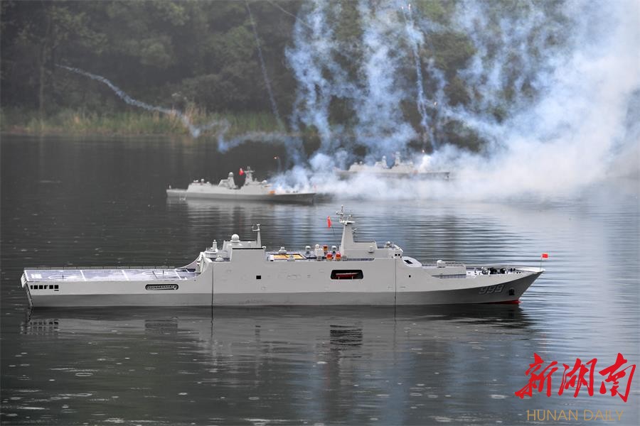 仿真舰艇水上震撼“出击” 新湖南www.hunanabc.com