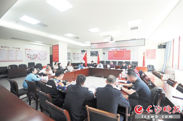 日前，本报第430期《你说话吧》栏目走进天心公安分局坡子街派出所，30多位话友围绕扫黑除恶相关话题展开热烈讨