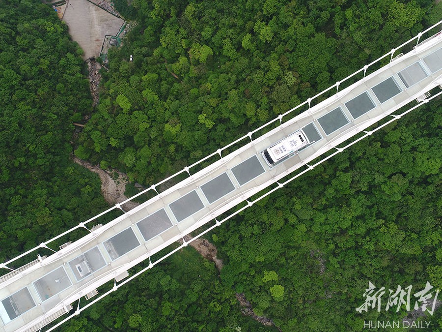 无人驾驶巴士挑战高山峡谷玻璃桥 新湖南www.hunanabc.com