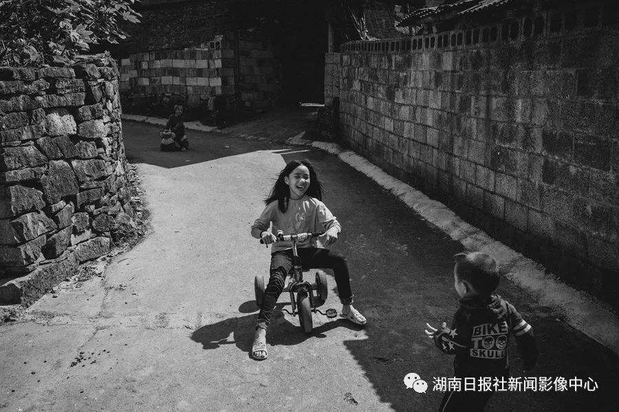 孩子,在纯真的世界里 新湖南www.hunanabc.com