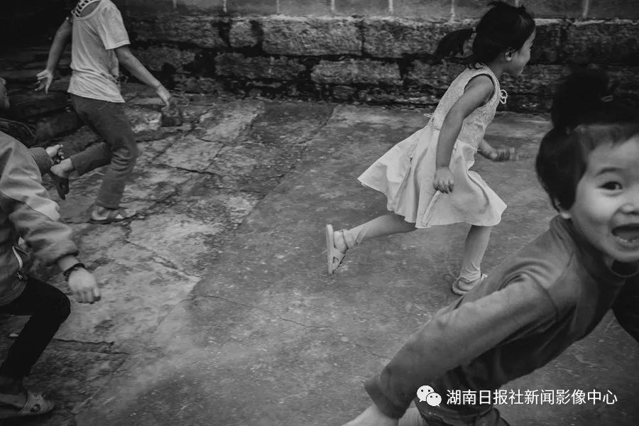 孩子,在纯真的世界里 新湖南www.hunanabc.com