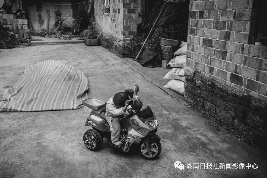 孩子,在纯真的世界里 新湖南www.hunanabc.com