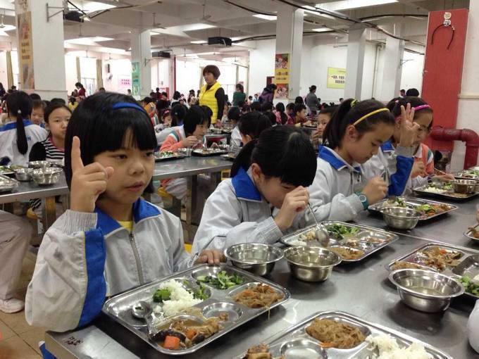 吃饭不说话,加菜靠手势,"无声食堂"能快乐?