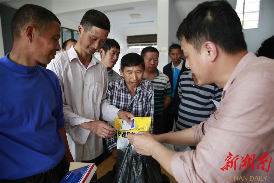 浏阳潭湾:为贫困户发放免费种子肥料 新湖南www.hunanabc.com