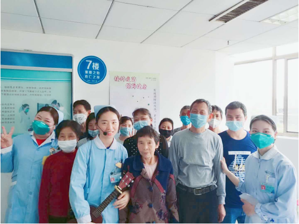 儿童预防接种宣传日 护士为病友唱起卡介苗接