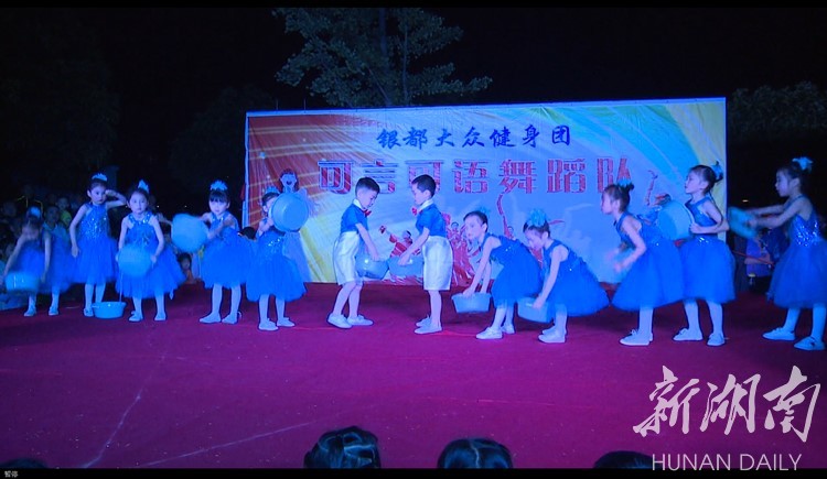 永兴县:社区居民自办文艺汇演庆“五一”