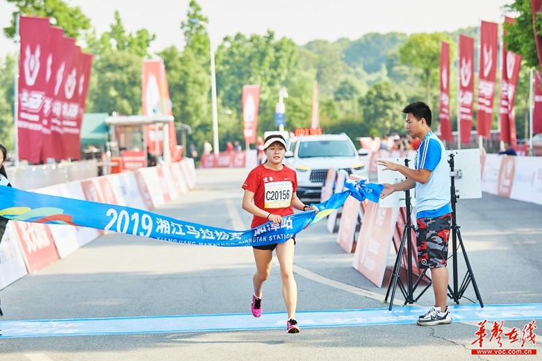 3000跑友参加湘江马拉松湘潭站 刘健一,杨冰洋分获男女冠军