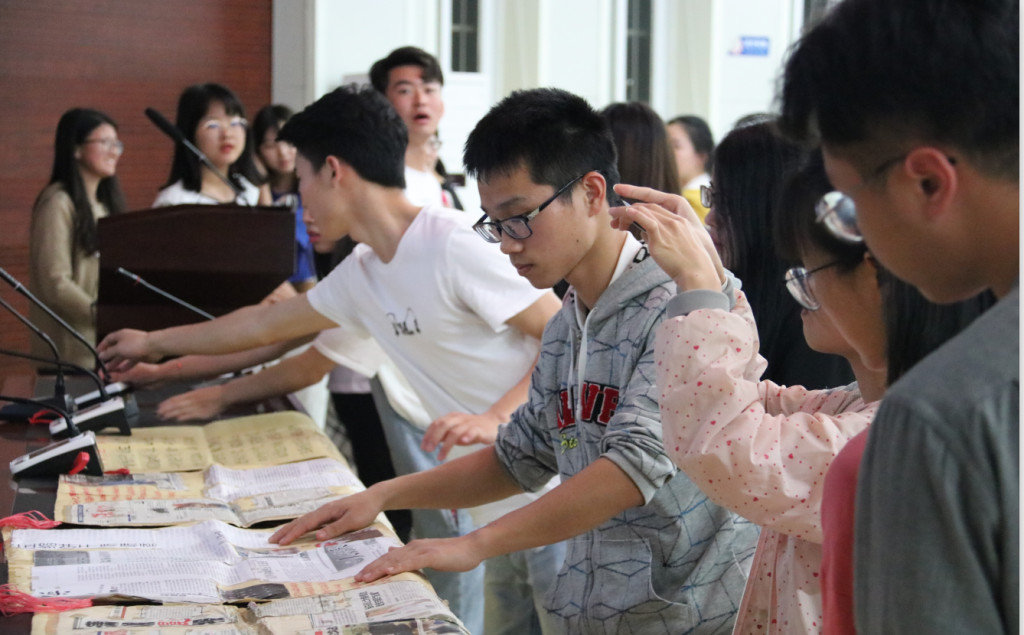 在分享会上,吴先声还向学生们展示了战争年代的珍贵照片,一张纸整整