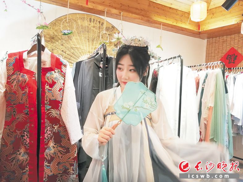近日，一名女孩在服装店内试穿汉服。长沙晚报全媒体记者 刘捷萍 摄