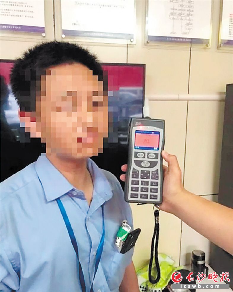 现场酒精呼气测试显示，公交车驾驶员常某已涉嫌醉驾。均为开福交警大队供图