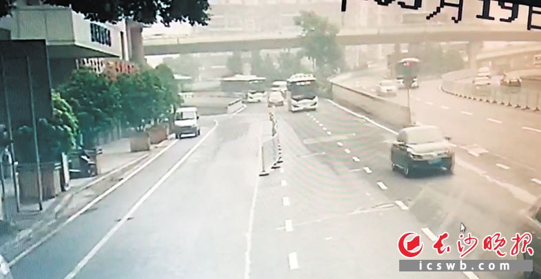 监控视频显示，被市民报警的402路公交车驶下波隆立交桥时已出现明显轧中线迹象。