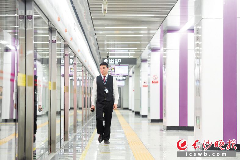 5月26日长沙地铁4号线一期工程将开通试运营,工作人员正在为试运营做最后的准备。