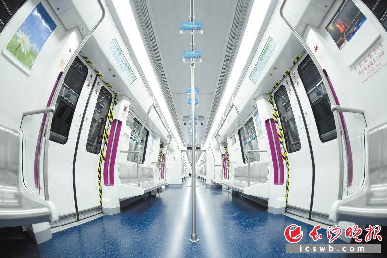 长沙地铁4号线车厢为紫色装饰,一股浪漫之风扑面而来。均为长沙晚报全媒体记者 黄启晴 摄