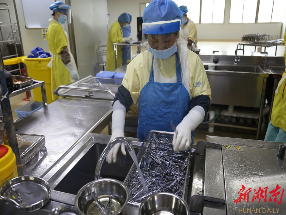 在去污区进行冲洗和消毒