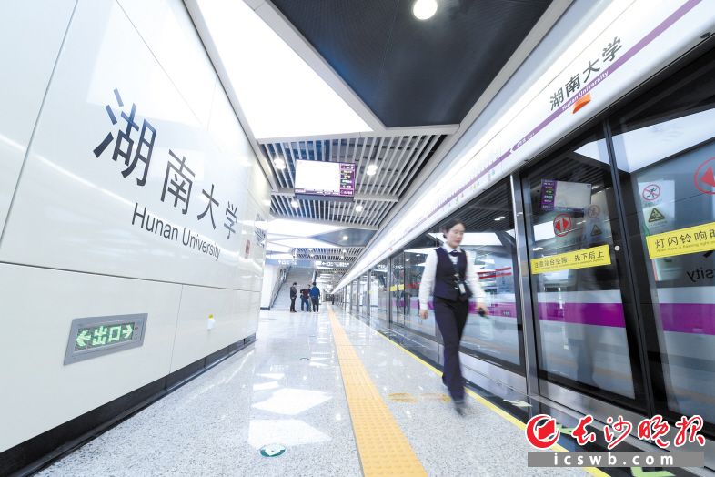 地铁4号线一期工程今日载客试运营,这是地铁站内场景。 长沙晚报全媒体记者 黄启晴 摄