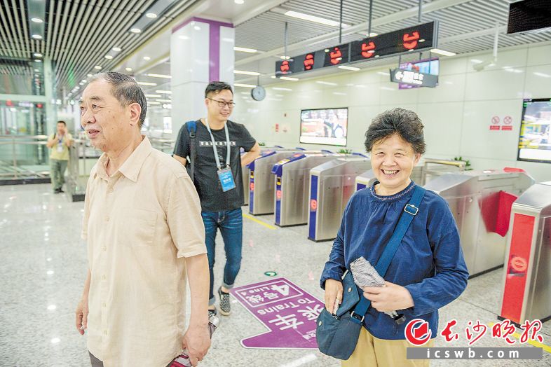 地铁4号线开通,家住书院路的黄女士和吴先生从碧沙湖站坐首趟试运营列车出发,前往月亮岛游玩。均为长沙晚报全媒体记者 陈飞 摄