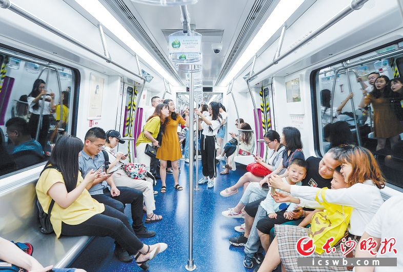 人气火爆 昨日，地铁4号线一期工程开通试运营，市民们兴奋地坐上4号线列车，不停地自拍，分享自己内心的喜悦。 