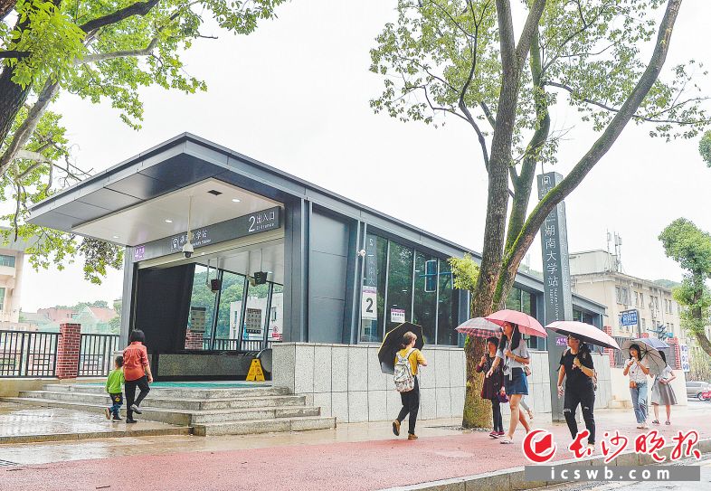 直达景区 湖南大学站是距离岳麓山景区最近的站点,出站后步行200米即可抵达。