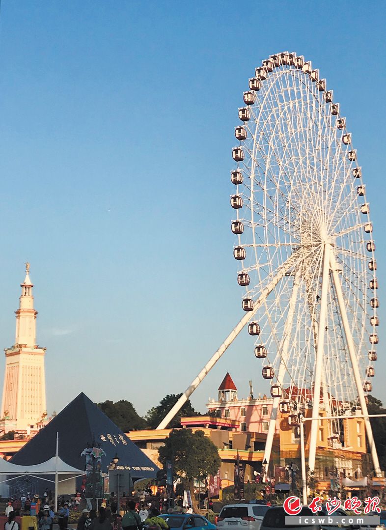 ▲世界之窗的游乐设施吸引小朋友的关注。均为长沙晚报全媒体记者邹麟 摄