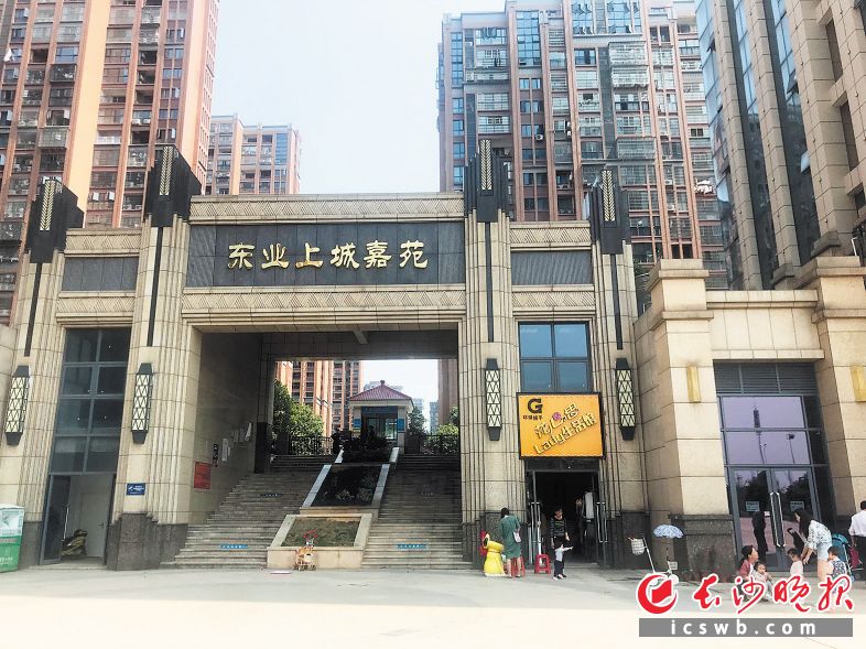 芙蓉区东业上城嘉苑小区业主反映，他们在办理交房手续拿钥匙之前，被要求预交一年物业费。 长沙晚报全媒体记者 聂映荣 摄