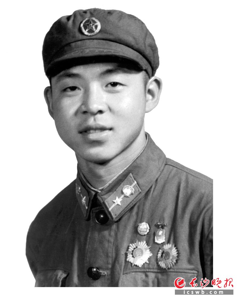 1961年，雷锋军装照。
