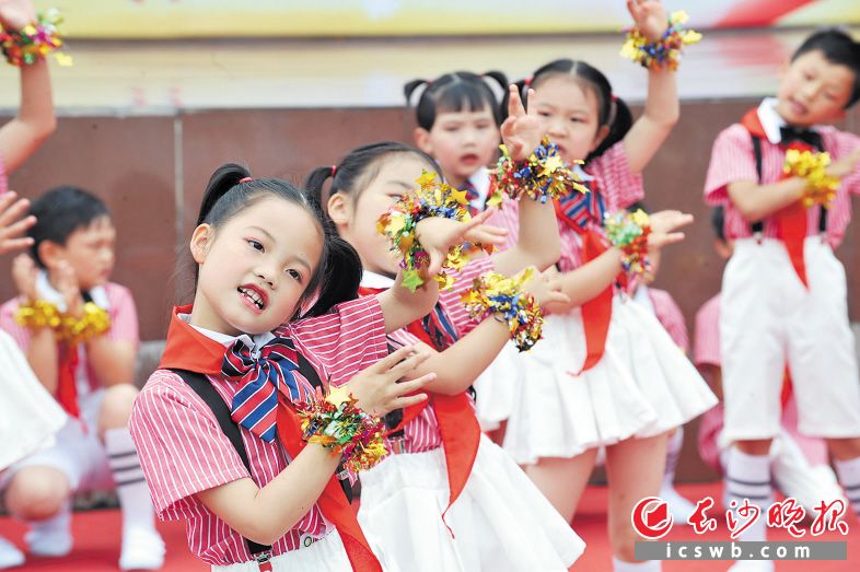 5月31日，开福区新竹二小举行“我和祖国一起成长”红色经典主题活动。 长沙晚报全媒体记者 小刘军 摄