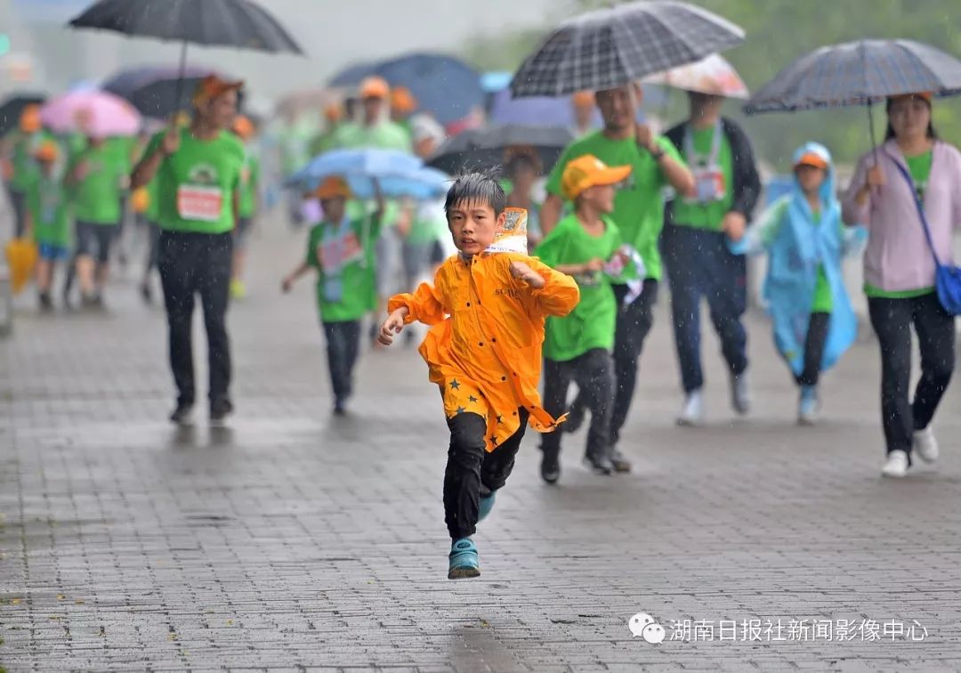 雨中的奔跑.李健 唐俊 摄