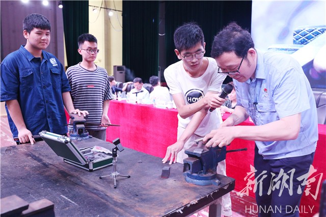 大国工匠走进湘大校园 现身说法诠释工匠精神 - 湘大播报 - 新湖南