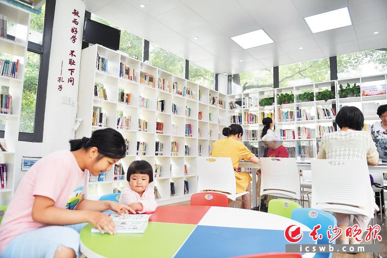 24小时自助书屋是专门为社区居民丰富业余生活而建。长沙晚报全媒体记者 余劭劼 摄