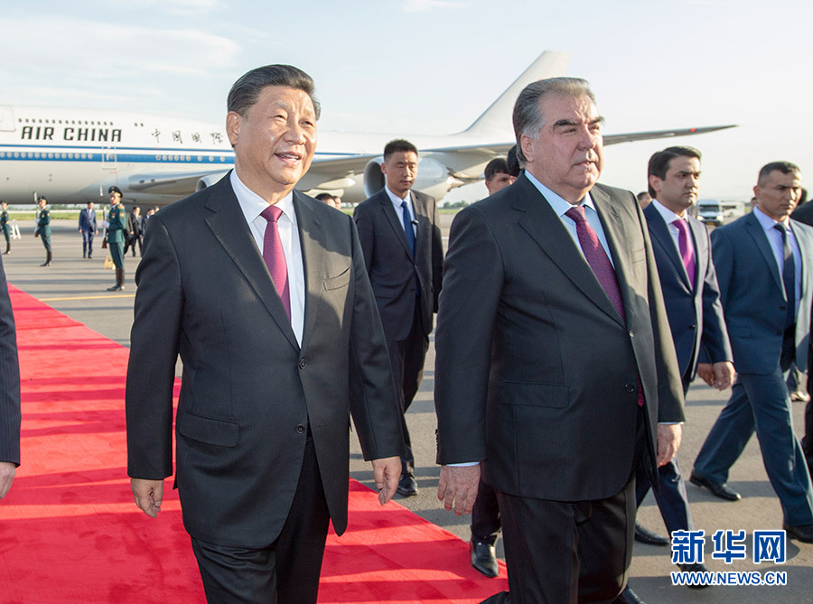 习近平抵达阿斯塔纳出席上合成员国元首理事会第二十四次会议并访问哈萨克斯坦