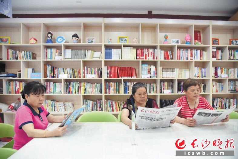 望麓园街道富雅坪社区，居民正在读书茶社内读书看报。长沙晚报全媒体记者 刘琦 摄