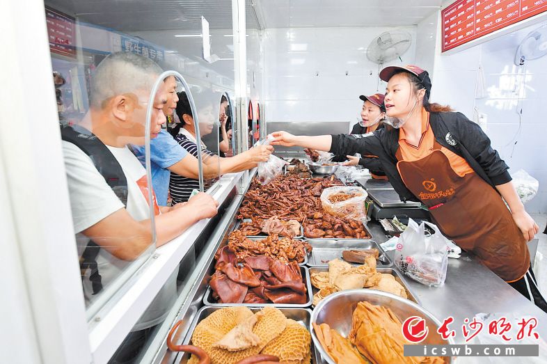 荷花池农贸市场，消费者在金湘权门店前排队购买酱卤。 长沙晚报全媒体记者 王志伟 摄